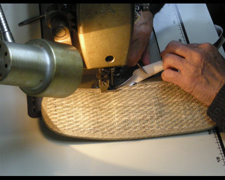 3.専用のミシンで縫製する